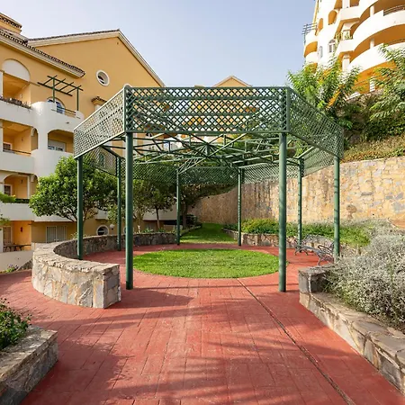 Apartment Recently Refurbished 2br Flat Pool In Puerto Banus