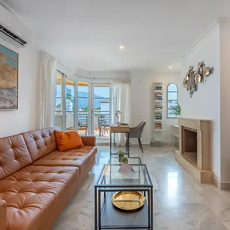 Recently Refurbished 2br Flat Pool In Puerto Banus *